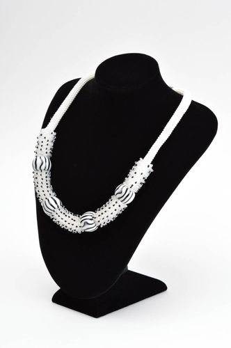Collana di perline fatta a mano bigiotteria da donna in colore bianco nero - MADEheart.com