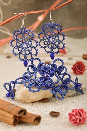 Blaues gehäkeltes Schmuckset Ohrringe und Collier aus Atlasfäden Handarbeit - MADEheart.com
