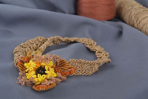 Collier fait main Broche fleur macramé fils et perles de rocaille Cadeau femme - MADEheart.com
