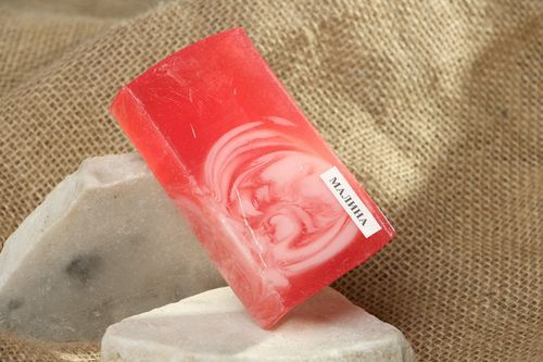 Handmade soap with the scent of raspberries - MADEheart.com