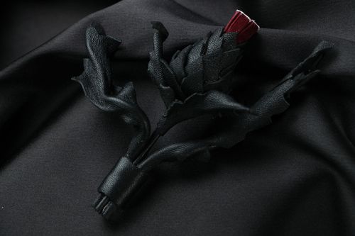 Spilla bella in pelle fatta a mano accessorio originale da donna nero - MADEheart.com