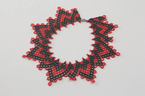 Collier noir et rouge en perles de rocaille  - MADEheart.com