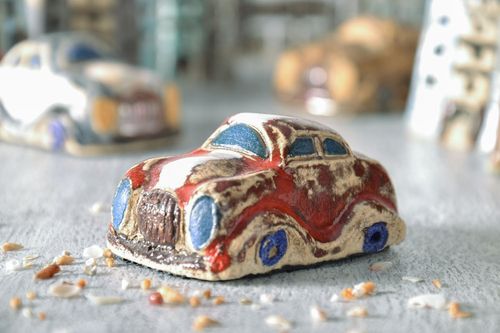 Statuette céramique Voiture faite main - MADEheart.com