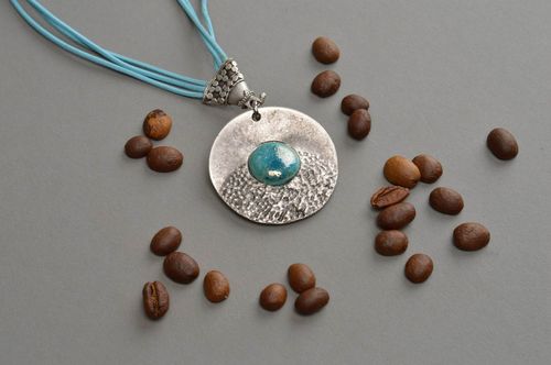 Ciondolo originale in argilla fatto a mano pendente dautore da donna  - MADEheart.com