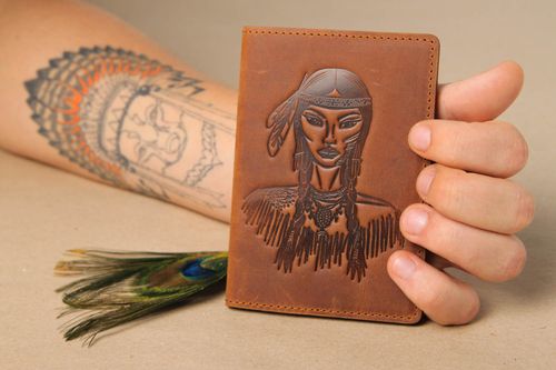 Estuche para pasaporte hecho a mano marrón regalo original accesorio de hombre  - MADEheart.com