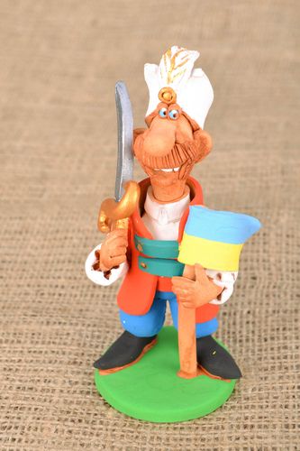 Figurine céramique Hetman avec un drapeau et un sabre - MADEheart.com