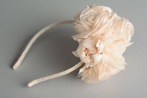 Beiger Haarreif mit Blumen - MADEheart.com