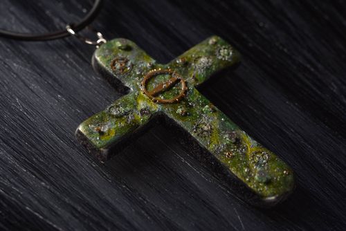 Pendentif croix Bijou fait main en argile polymère Accessoire femme original - MADEheart.com