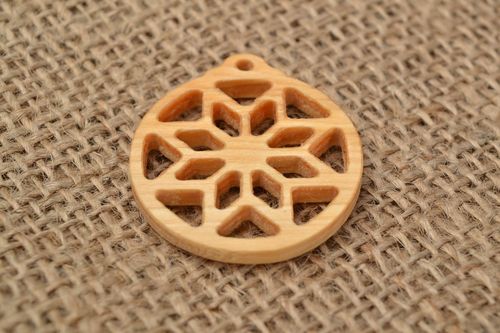 Handgemachter Anhänger aus Holz Schutzamulett rund geschnitzt originell  - MADEheart.com