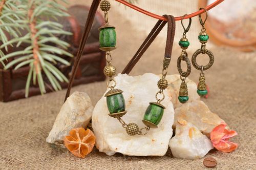 Boucles doreilles et collier ethniques métalliques faits main cadeau femme - MADEheart.com