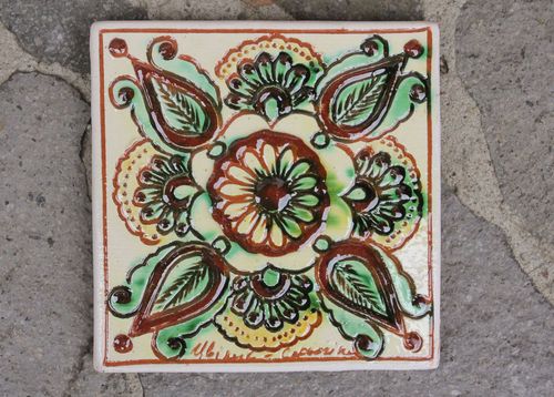 Azulejo de cerâmica artesanal pintado com tintas naturais em estilo étnico - MADEheart.com