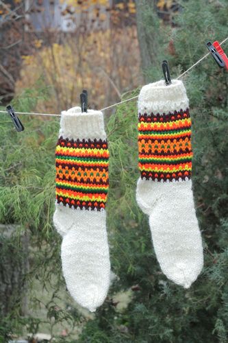 Chaussettes chaudes tricotées avec des aiguilles  - MADEheart.com
