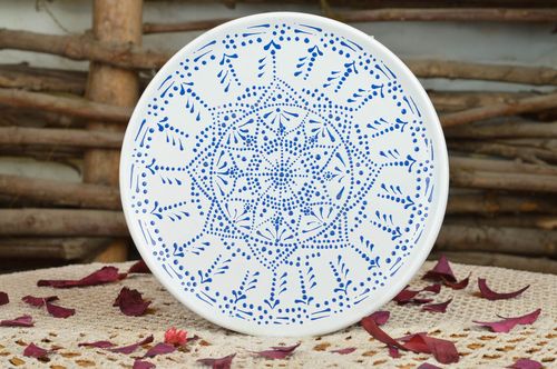 Декоративная керамическая тарелка с росписью акриловыми красками белая с синим - MADEheart.com
