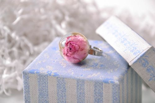 Anel de rosa revestida com resina epóxi - MADEheart.com