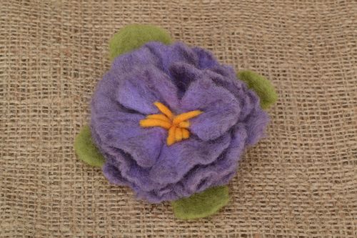 Broche fleur en laine feutrée faite main  - MADEheart.com