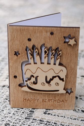 Tarjeta de felicitación de contrachapado con tarta - MADEheart.com