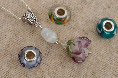 Pendentif en verre Bijou fait main Accessoire femme original en forme de fleur - MADEheart.com