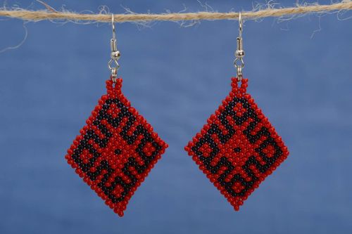 Boucles doreilles pendantes Bijou fait main rouge noir Accessoire femme - MADEheart.com