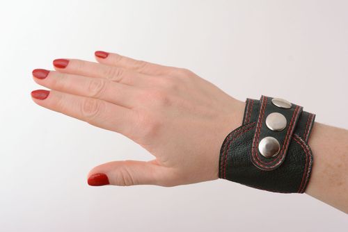 Pulseira de couro genuíno feita à mão em rebites  - MADEheart.com