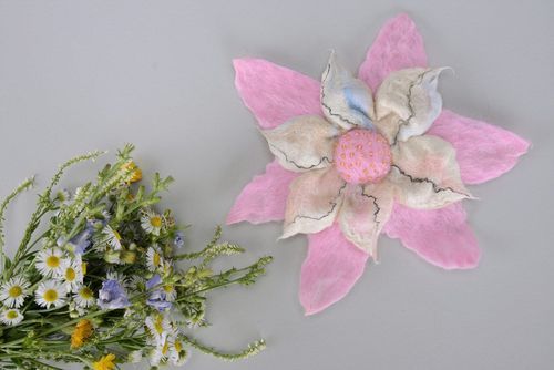 Wool brooch Pink flower - MADEheart.com