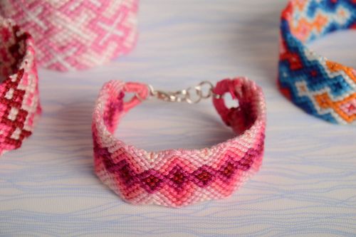 Handgemachtes geflochtenes Armband aus Fäden Mouline rosa rot schön breit für Frau - MADEheart.com