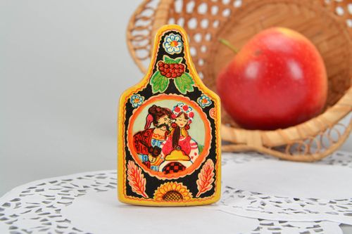 Imã de madeira para frigorífico feito à mão lembrancinha de madeira artesanal em forma de um placa - MADEheart.com