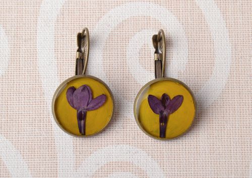 Round earrings with natural flowers - MADEheart.com