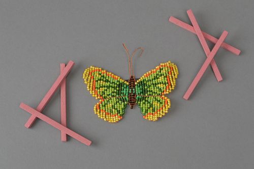 Imán para refrigerador hecho a mano de abalorios mariposa hermosa  - MADEheart.com