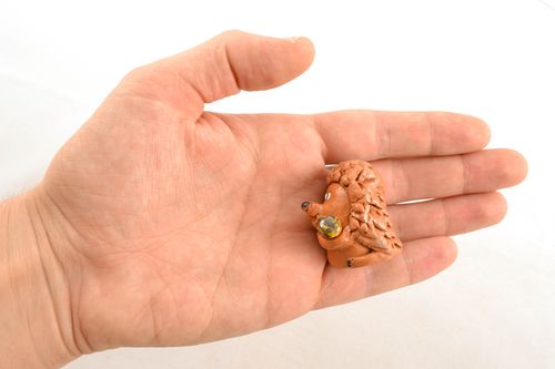 Statuina in ceramica fatta a mano figurina riccio souvenir di terracotta - MADEheart.com