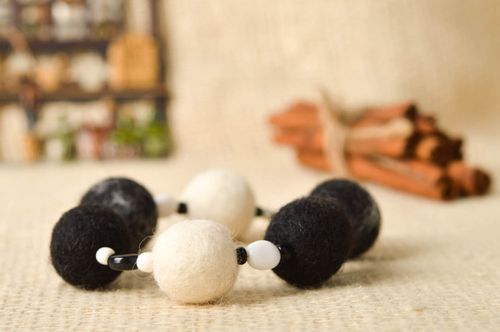 Pulsera de moda hecha a mano de lana accesorio para mujeres regalo original  - MADEheart.com