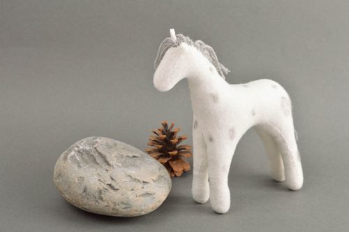 Интересная игрушка ручной работы лошадь игрушка белая валяная игрушка красивая - MADEheart.com
