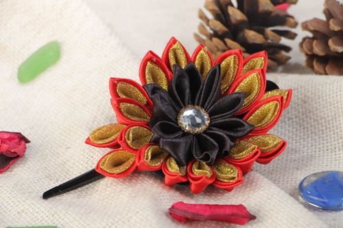 Schöne Haarspange mit Blume aus Atlasbändern in Kanzashi Technik handmade groß - MADEheart.com