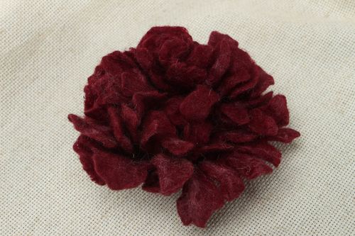 Wool brooch hair clip in the shape of claret flower - MADEheart.com