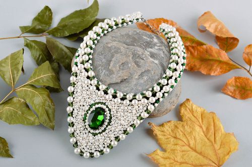 Gros collier Bijou fait main blanc stylé design original Cadeau pour femme - MADEheart.com