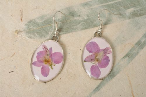 Handmade laconic oval dangle earrings with violet flowers in epoxy resin - MADEheart.com