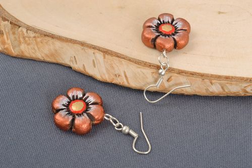 Small floral handmade ceramic dangling earrings painted with acrylics - MADEheart.com