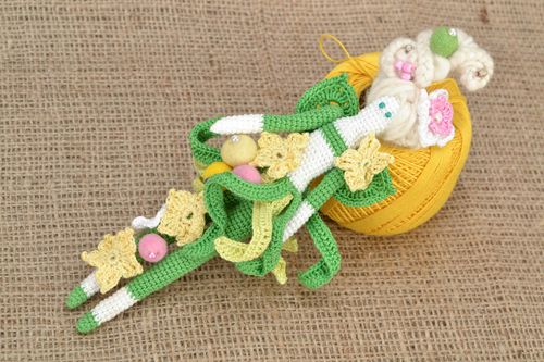Poupée en tissu Fille faite main tricotée en robe verte originale pour fille - MADEheart.com