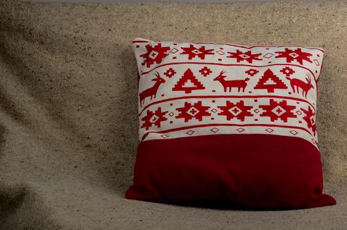 Подушка на диван ручной работы новогодний декор с оленями декоративная подушка - MADEheart.com