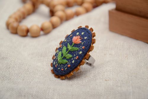 Anillo bordado en realce con hilos de mouliné Flor - MADEheart.com