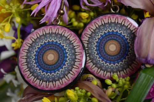 Pendientes de arcilla polimérica artesanales en técnica decoupage con ornamento - MADEheart.com