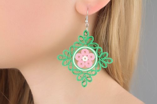 Brincos quadrados com padrão de papel acessório feminino feito à mão em técnica quilling - MADEheart.com