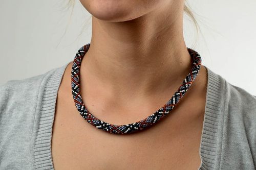 Collier spirale Bijou fait main perles de rocaille losanges grises Cadeau femme - MADEheart.com