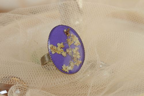 Кольцо из стекловидной глазури с сухоцветами внутри фиолетовое ручной работы - MADEheart.com
