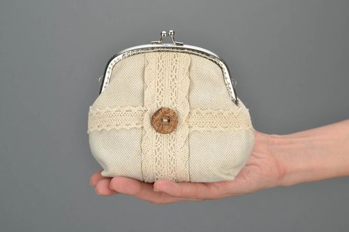 Homemade lace beauty bag - MADEheart.com