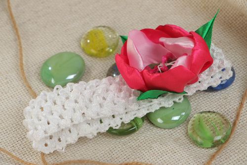 Bandeau avec fleur de pivoine ajouré élastique blanc fait main pour cheveux - MADEheart.com