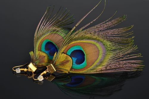 Pendientes hechos a mano de plumas de pavo real - MADEheart.com