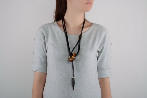 Pendentif en corne naturelle fait main Anneaux - MADEheart.com