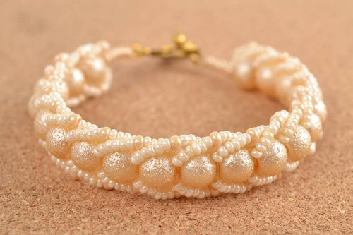 Handmade beaded white and beige bracelet for girls - MADEheart.com