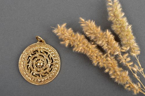 Colgante hecho a mano de latón accesorio para mujer de moda regalo original  - MADEheart.com