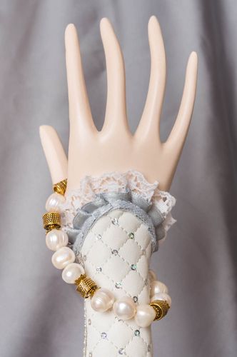 Perlen Armband mit Messing für Damen schön zart originell weiß handmade - MADEheart.com